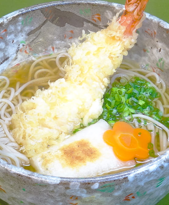 大きなエビやお餅がトッピングされた蕎麦